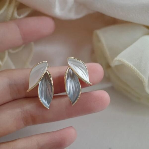 Elegant Leaf-Shaped Stud Earrings – Sophisticated Design for Women
