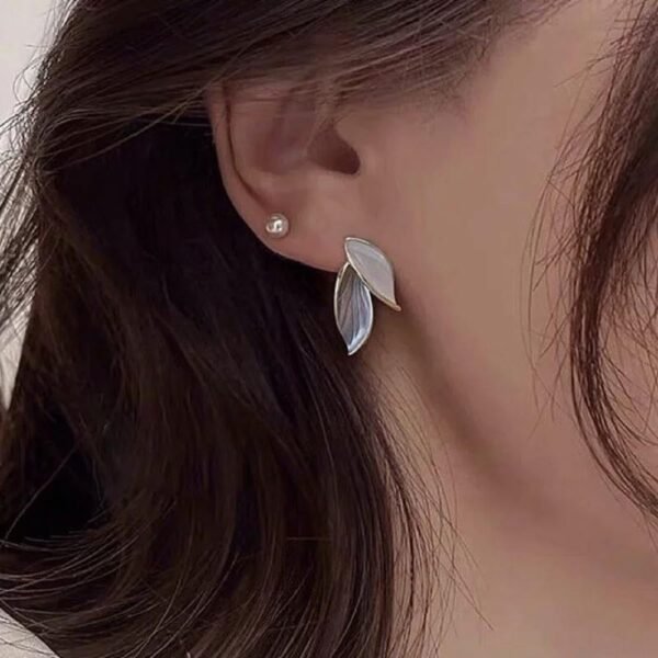 Elegant Leaf-Shaped Stud Earrings – Sophisticated Design for Women